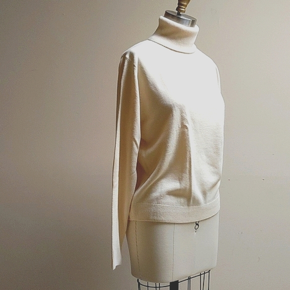 Vintage Sweaters - Vintage Pure Cashmere Turtleneck in Ivory M-L